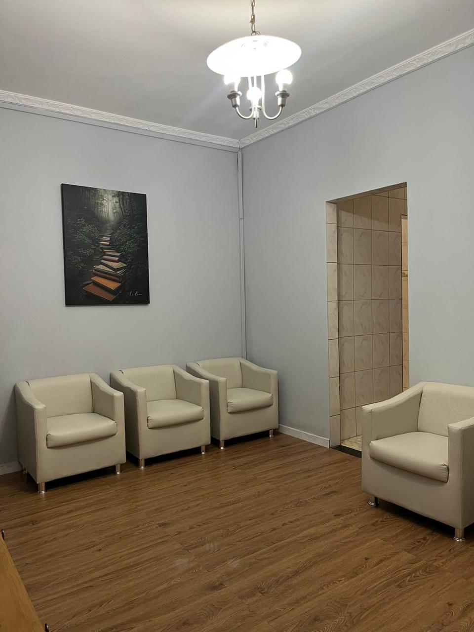 Sala de estar com poltronas confortáveis