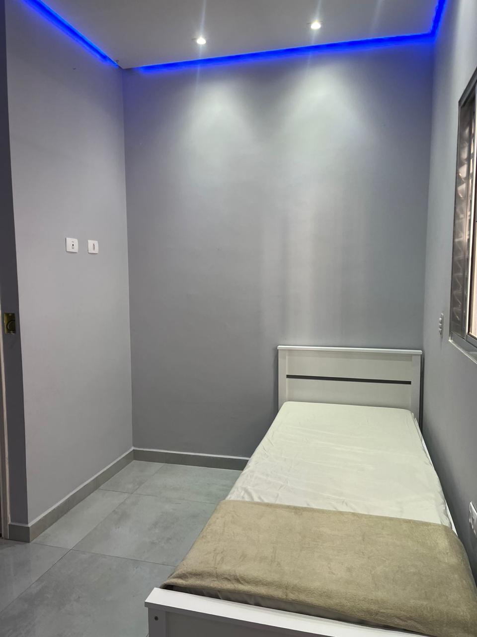 Quarto individual claro e silencioso