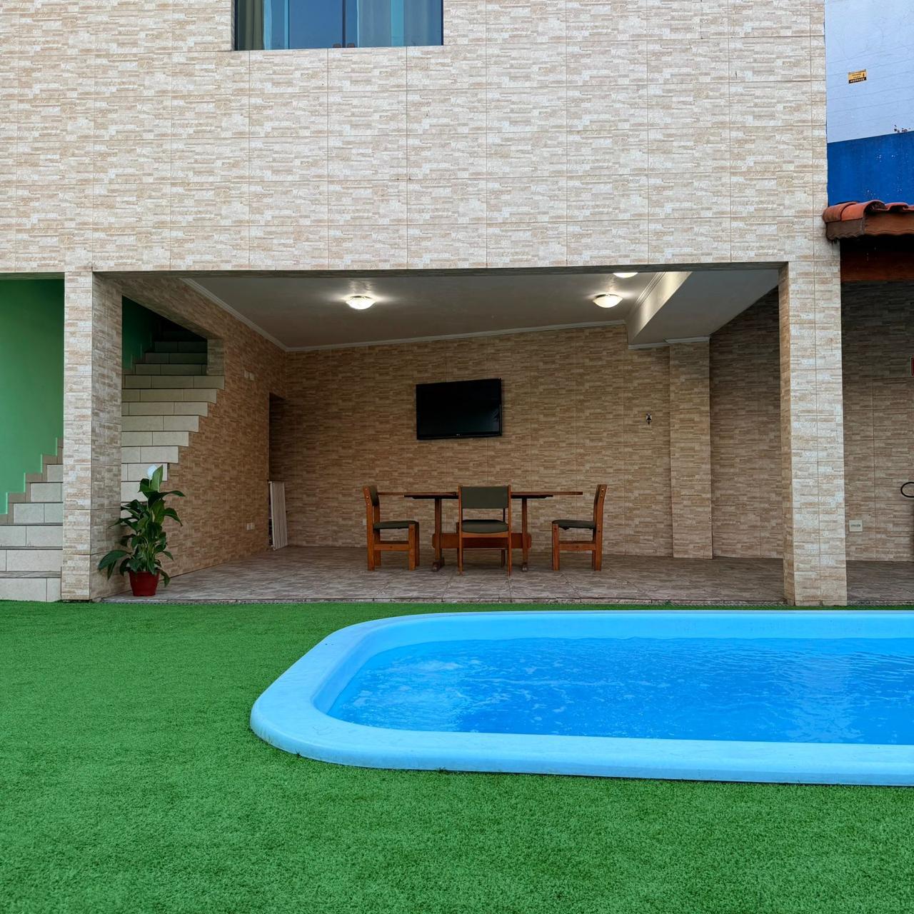 Área coberta de convivência ao lado da piscina